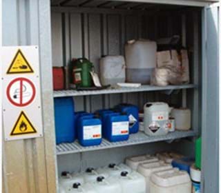 Opslag gevaarlijke stoffen in speciale kasten buiten het lokaal Arbocatalogus Voortgezet Onderwijs